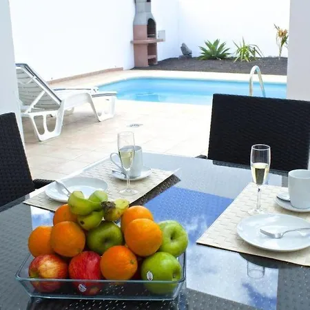 Hébergement de vacances Playa Blanca Sleeps 6 Pool Wifi